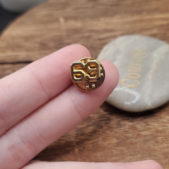 Jewelry - B677‎ 69 pin vintage
